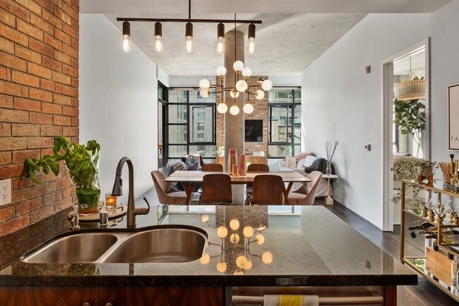 Building Photo - Modern Chic 2 bedroom at M2i