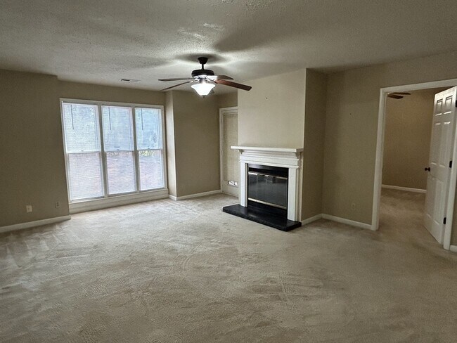 Building Photo - 4969-4967 7 Pine Cir