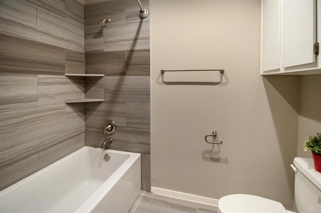 Building Photo - 913 Memorial Village Dr