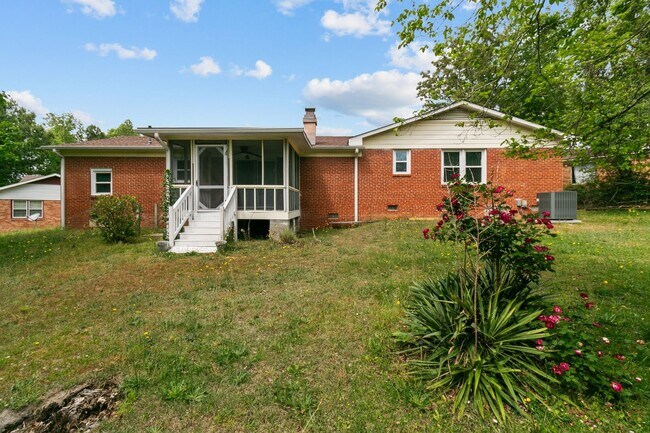 Building Photo - 4 Bedroom 2 Bath Ranch in a cul-de-sac