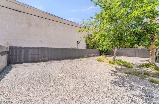 Building Photo - 1610 E Ogden Ave