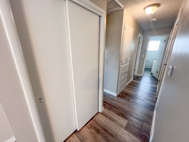 Building Photo - 147 W Fremont Ave