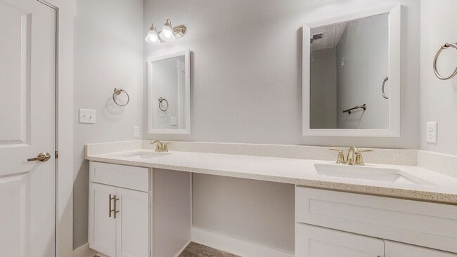 Building Photo - End unit!  Washer/Dryer Included! Beautiful 3 Bedroom Townhome (larger floorpan) with Screened-In...