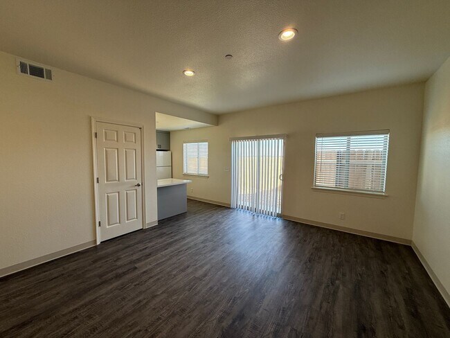 Building Photo - Large Brand New 2 Bedroom Downstairs Apartment with Patio