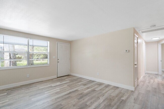 Building Photo - Spacious 4bdrm/1bath House ** $1,995.00 **...