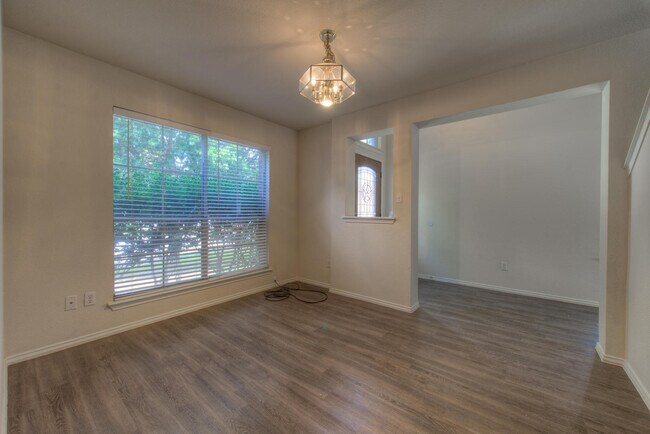 Building Photo - Very clean 4 BR 2.5 Bath