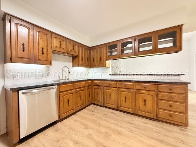 Building Photo - For Lease | South Tulsa Duplex | Available Now!