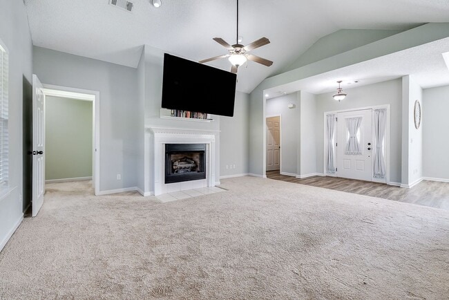 Building Photo - Spacious 3 Bed, 2 Bath Home with Large Bon...