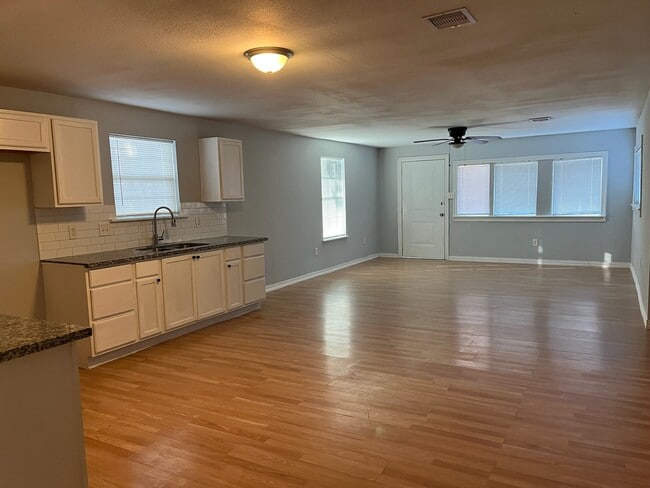 Building Photo - 8826 Crestview Dr