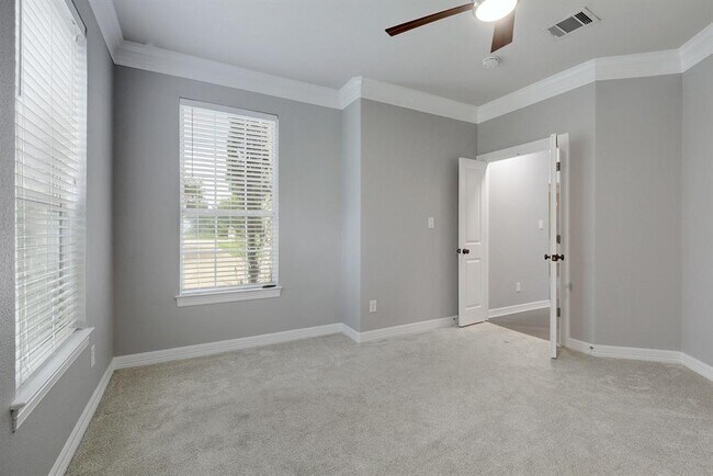 Building Photo - 40 Lovegrass Ln
