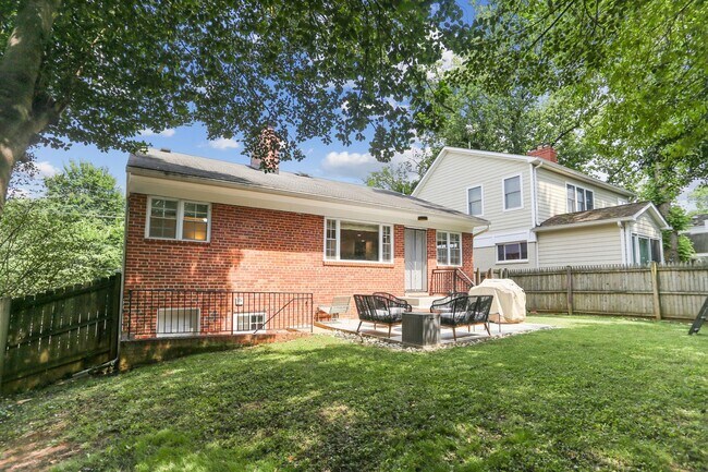 Building Photo - Lovely 3br/3ba home minutes from Downtown ...