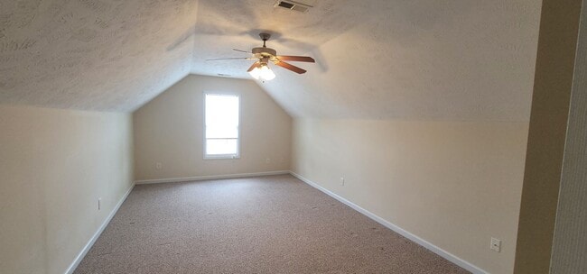 Building Photo - Beautiful 3 bedroom, 2.5 Bath home Minutes from Shopping & Easy Access to Highway for Travel.