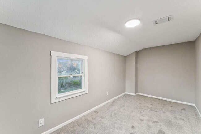 Building Photo - Beautifully renovated 5-bedroom, 2 full bath home ready for move-in!  1st month's rent is FREE!*