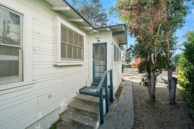 Building Photo - Charming Craftsman Home in the Heart of La...