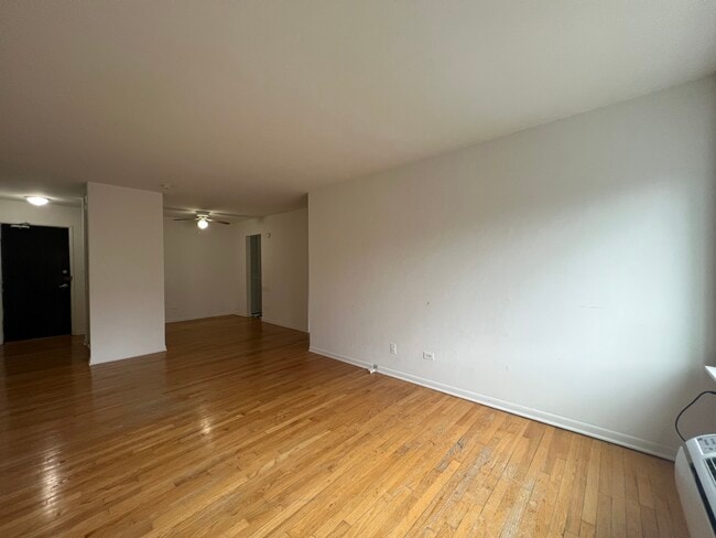 Building Photo - 516 W Melrose St