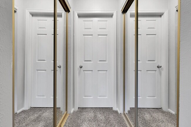 Building Photo - $2,400 - 3 Bed, 2.5 Bath Townhome with Fin...