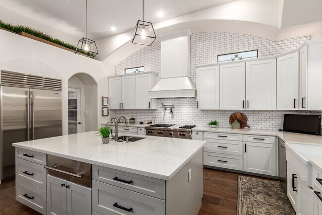 Building Photo - Beautiful 6-bedroom basement home