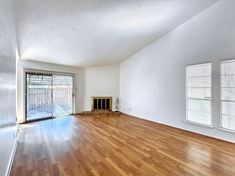 Building Photo - 1405B Braker Ln