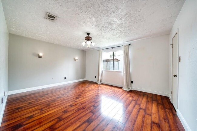 Building Photo - 1323 Oakengates Dr