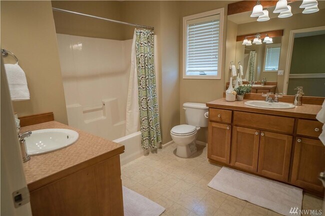 Building Photo - 4 Bedroom Plus Office Sammamish/Issaquah