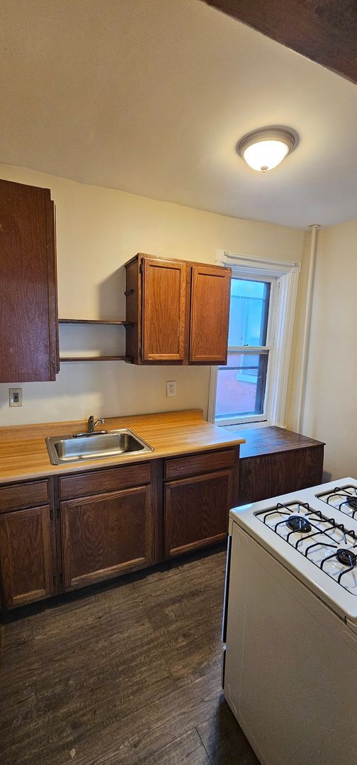 Building Photo - 2nd Floor 2 Bedroom 1 Bath Harrisburg Scho...