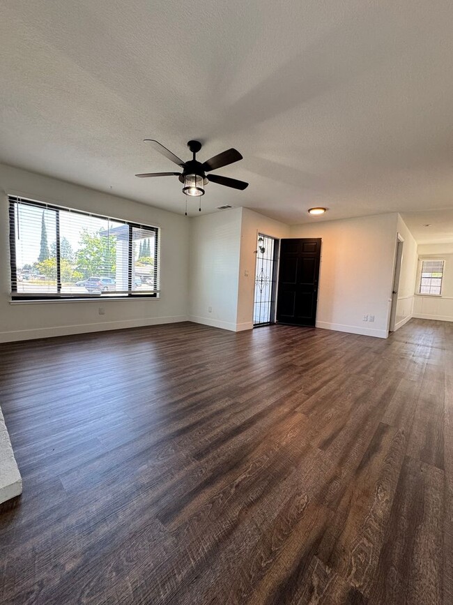 Building Photo - Available now! 3 Bed/2 Bath Home
