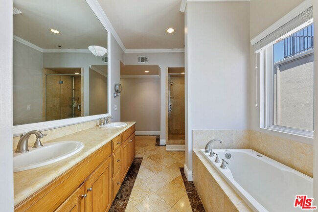 Building Photo - 11840 Dorothy St