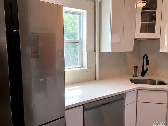 Building Photo - "Charming 3-Bedroom Unit in Queens – Spacious 900 Sq Ft Living!"