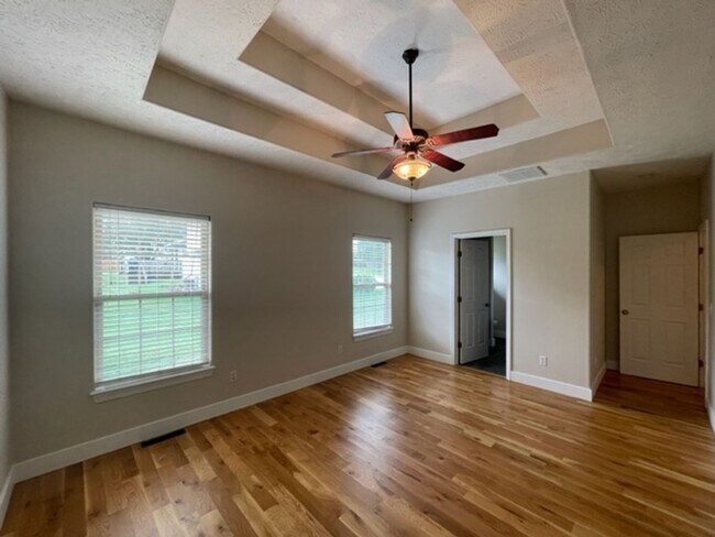 Building Photo - PRE-LEASING - 3 Bedroom in East Republic