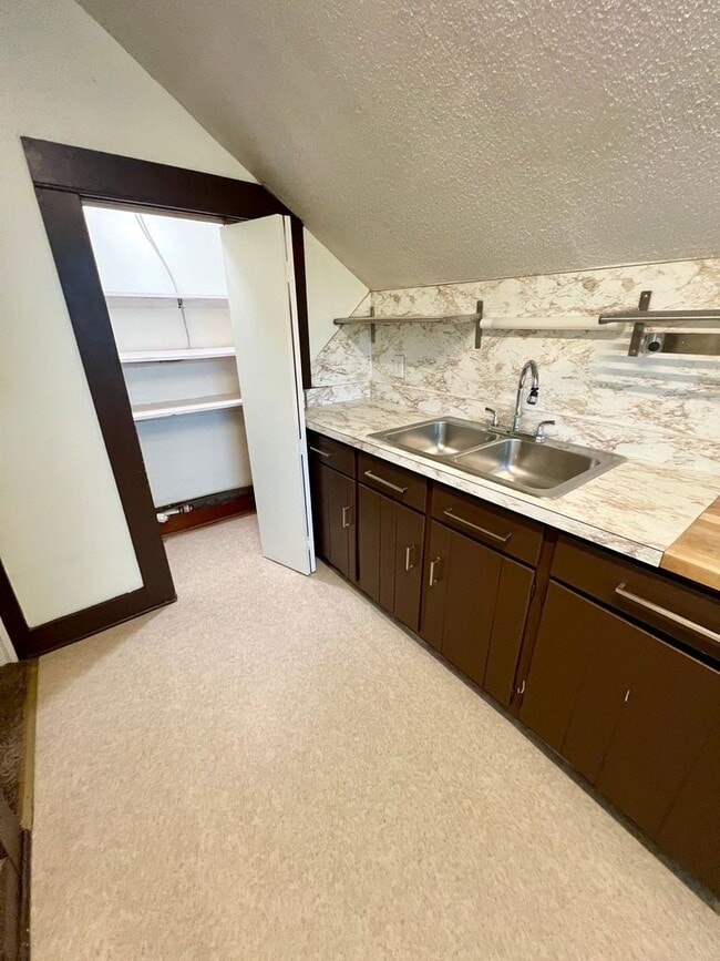 Building Photo - Inglewood 1 Bedroom Upstairs Apartment $10...