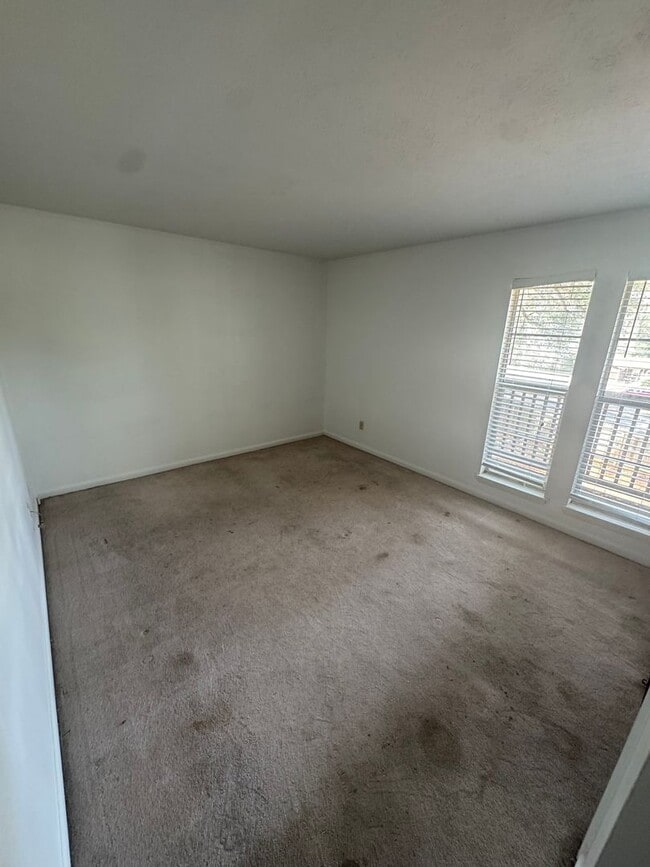 Building Photo - Charming and Spacious 2BR/2BA Townhome in Central Tallahassee