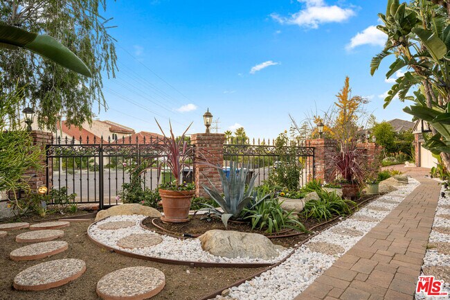 Building Photo - 3722 Alonzo Ave