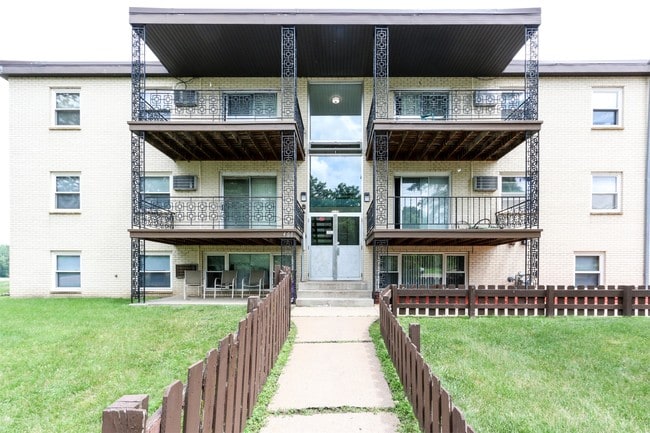 Building Photo - 380 Larpenteur Ave W