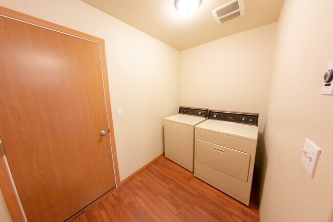 Building Photo - Open Floor Plan Home with Large Fenced Yard