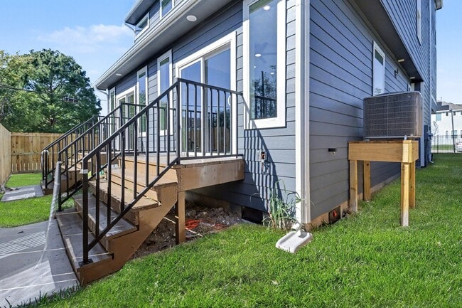 Building Photo - 5000 Higgins St