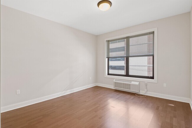 Building Photo - 100 Marshall St