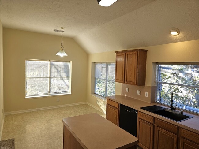 Building Photo - 2121 Crimson Lake Ln