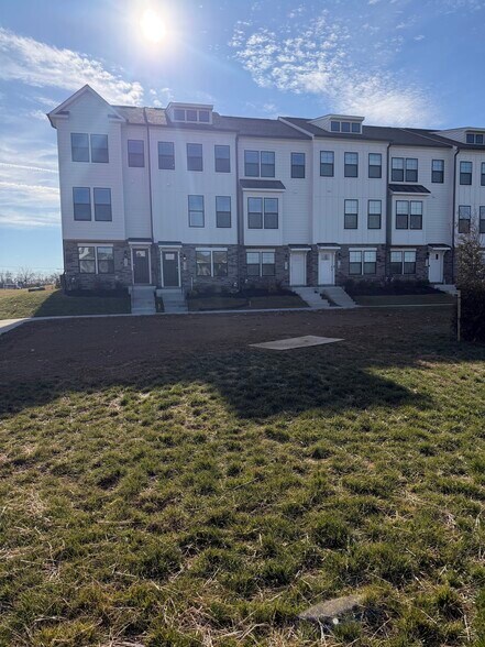 Building Photo - 723 Courier Ln