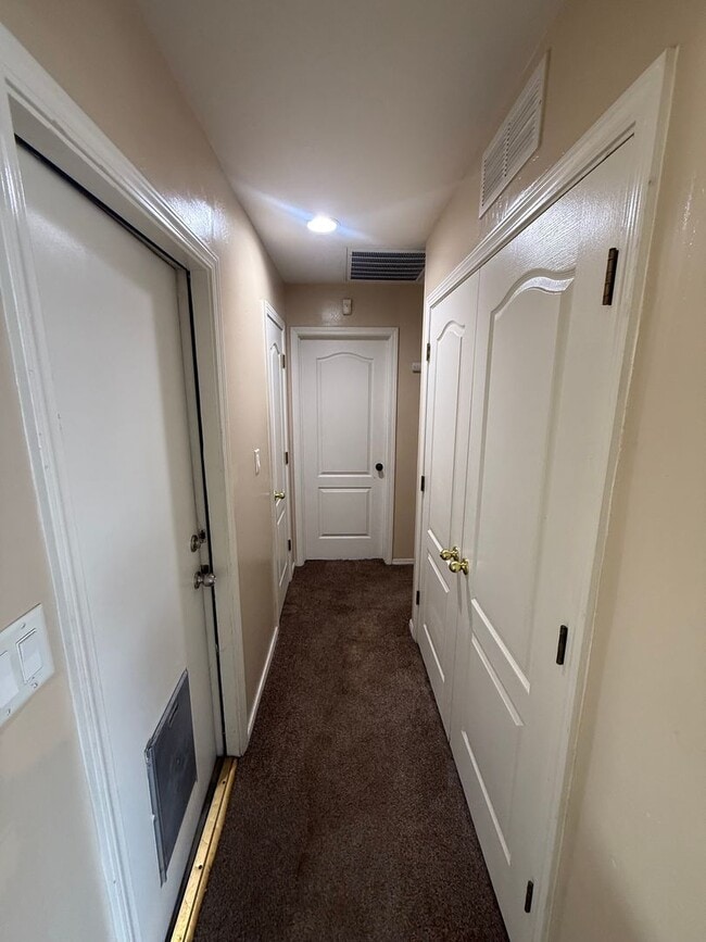 Building Photo - Cozy 3-Bedroom, 2-Bathroom Home in the Cam...