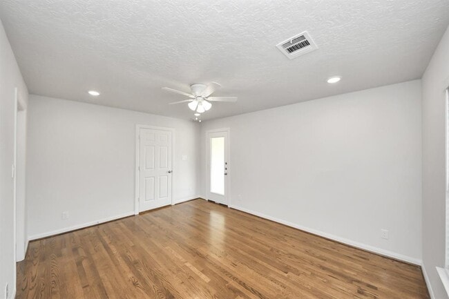 Building Photo - 8705 Dunlap St