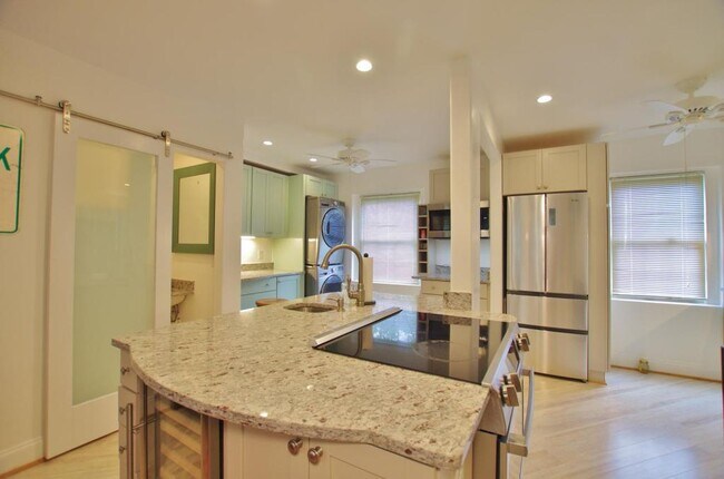 Building Photo - 2407 Arlington Blvd