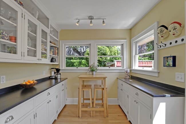 Building Photo - Updated 1926 4-bdrm/3-bath Sellwood bungal...