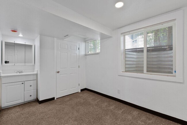 Building Photo - 1615 11th Ave