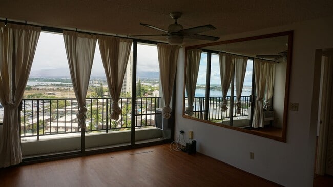 Building Photo - 2-bedroom, 1-bathroom unit with stunning m...
