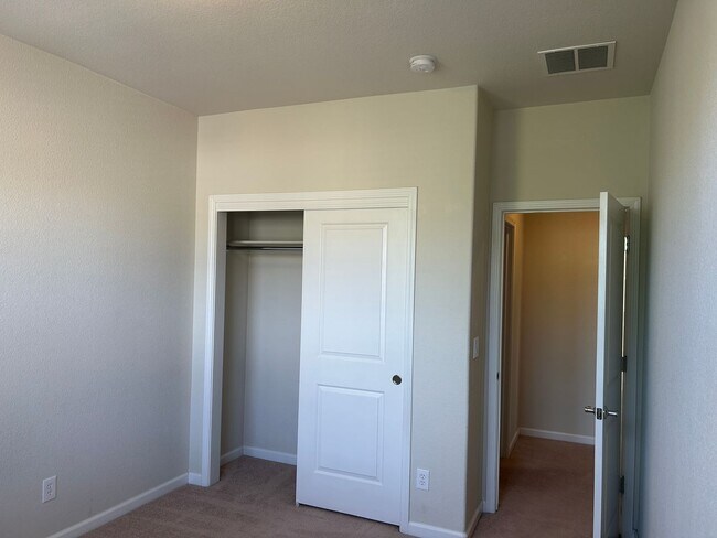 Building Photo - **READY FOR MOVE IN** Somersett Townhome