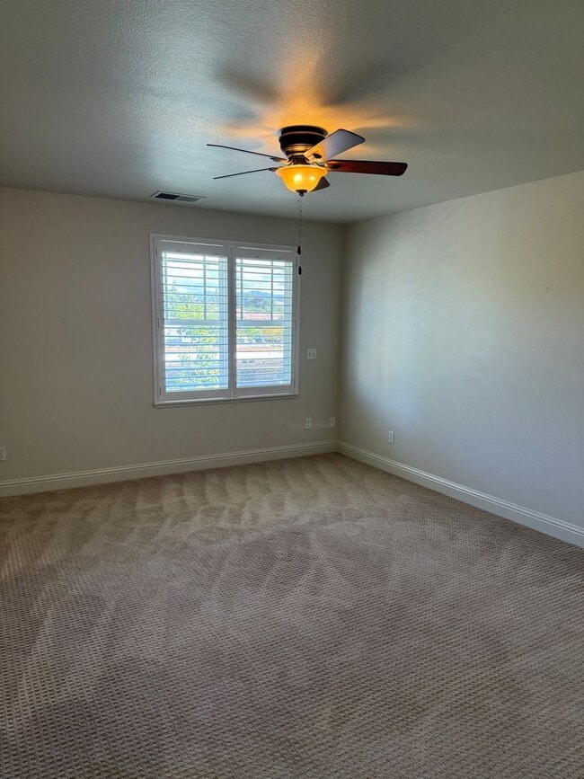 Building Photo - Well maintained 3 bedroom, 2.5 bath condo close to Windsor Town Green