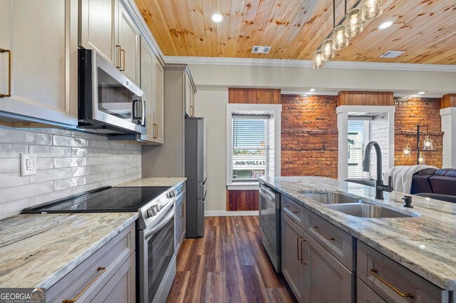 Primary Photo - 958 Church St