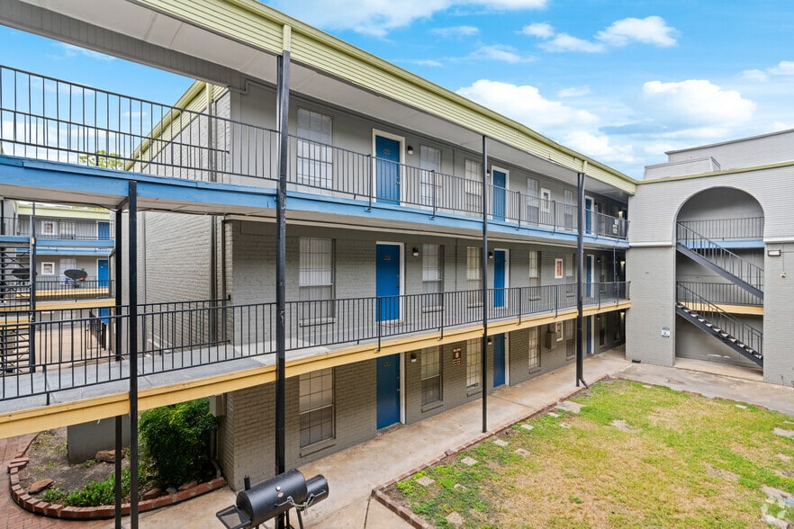 Building Photo - Sharpstown Manor