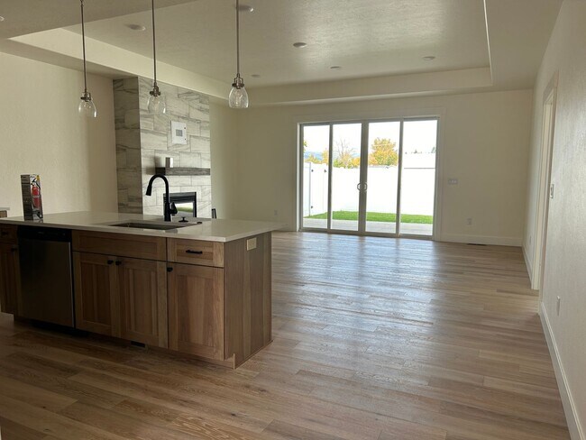 Building Photo - Custom Condo in Hamilton
