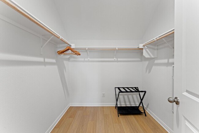 Building Photo - 2119 Hofstaat